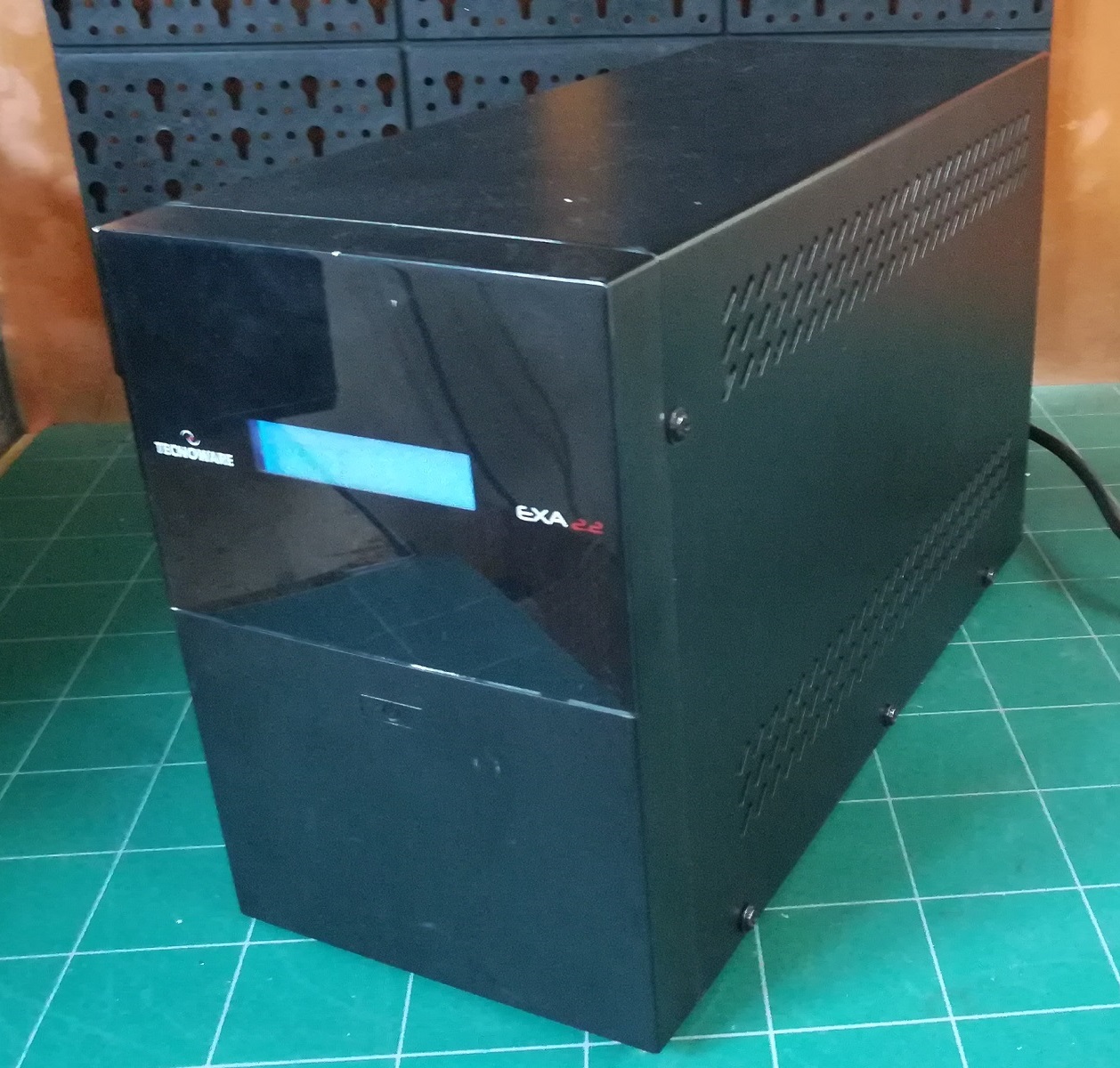 Tecnoware UPS EXA 2.2 2,2kVA 1100W 4 presa(e) AC Tecnoware UPS EXA 2.2 2,2kVA 1100W 4 presa(e) AC